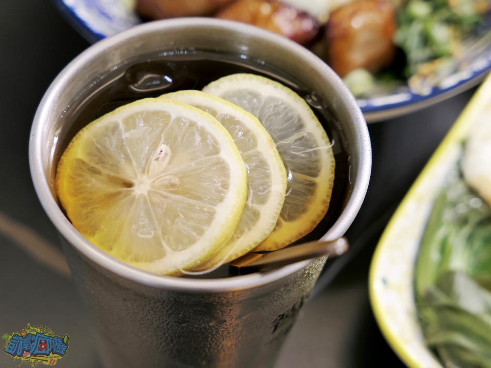 ▲港式檸檬茶有附上湯匙，在喝的時候邊戳擠檸檬，好調整出自己喜歡的酸甜程度。