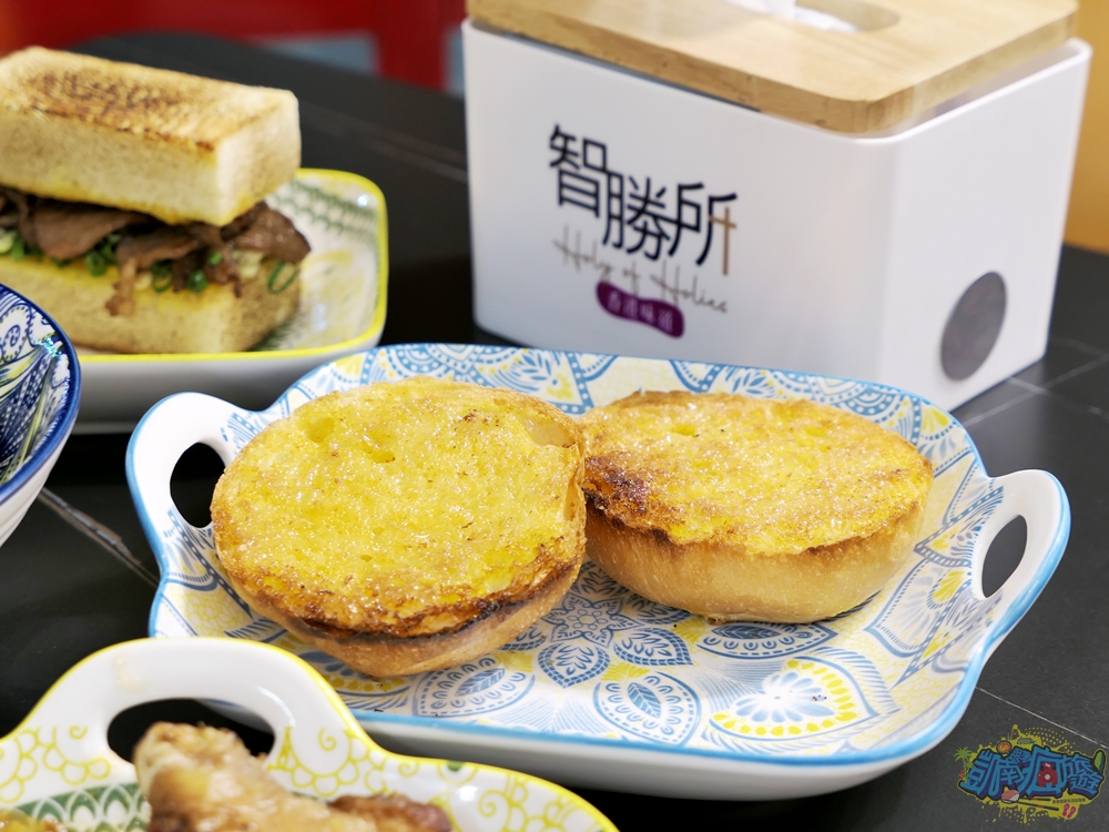 ▲大家應該都知道香港小吃-脆脆奶油豬，也就是奶油豬仔包，放在印花托盤上好美好可口呀。