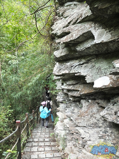 ▲「羅木斯溪登山步道」沒有想像中蜿蜒也不會太陡，步道簡便好行走，途中還有石階小徑與扶手設置，一旁貼近山脈岩壁，相當壯觀。