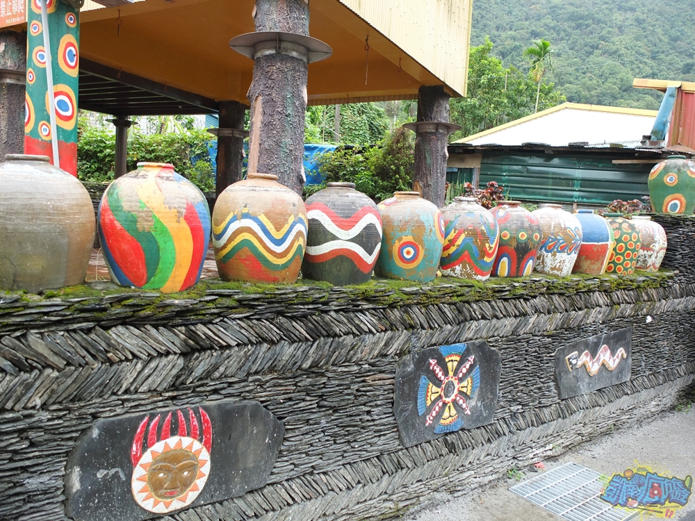 ▲岩板矮牆上的石雕藝術與陶甕彩繪也是遊客拍照打卡的熱門地點。
