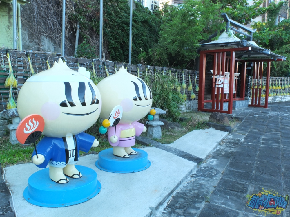 ▲可愛的溫泉公仔彷彿站在路口熱情迎賓，也太可愛了吧！園區內有許多日式風格的佈置物，讓人好像一秒來到日本。