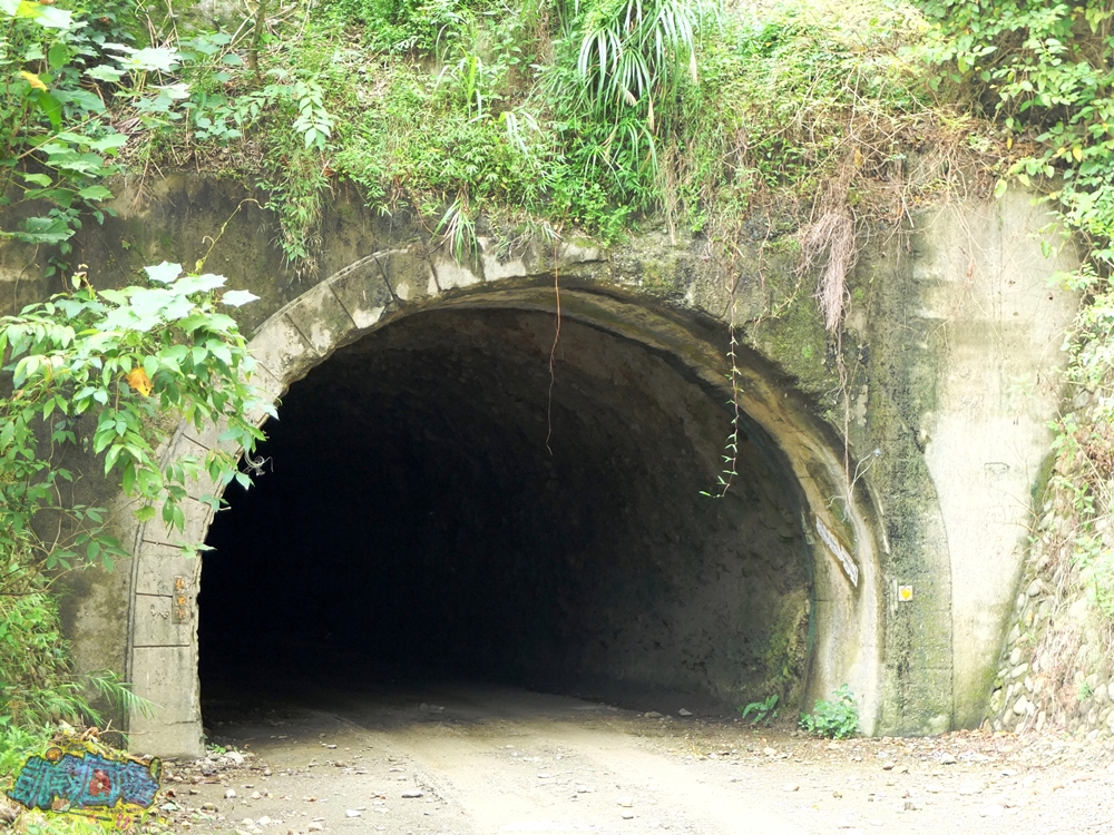▲貫穿十八羅漢山山腳下的隧道，共開鑿出六個隧道，推薦大家報名解說導覽深入認識隧道、岩壁等特殊地景與隱藏在其中的自然生態。