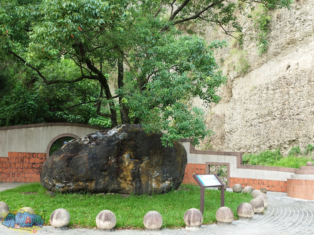 ▲除了壯觀山壁一定要拍之外，這裡還有一大塊火成岩「九龍寶石」躺臥在十八羅漢山六號隧道入口側。