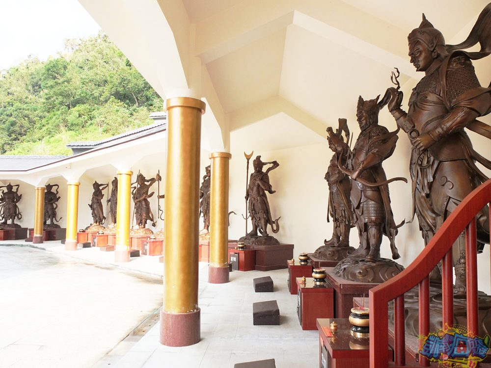 ▲大佛旁的迴廊供奉著12尊十二生肖金剛菩薩像，快來找找自己所屬的生肖，點支香誠心祈福平安。