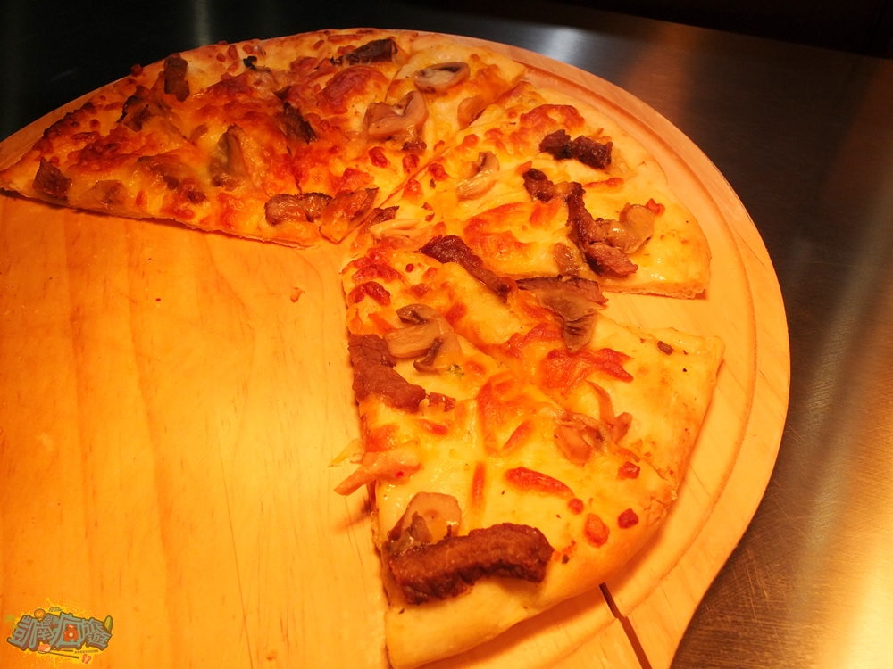 ▲披薩是做成比較薄皮的形式；雖然是吃到飽的披薩，可用料毫不馬虎！滿滿的牽絲起司，亦有大塊的蘑菇，連上頭的肉塊都相當有嚼勁，會有不同口味唷。