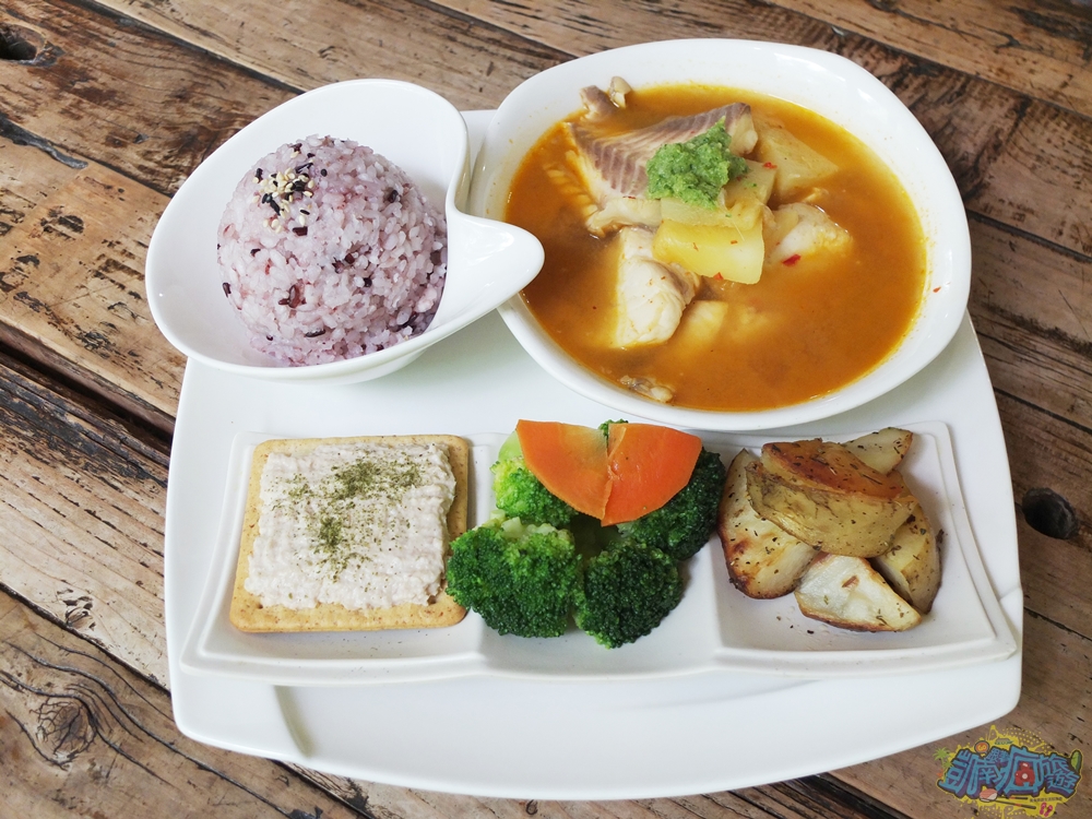 ▲泰式酸辣鮮魚 附飯(湯)，聽店家說最近很多客人點這道餐，看這個組合很可以耶！又有主角酸辣鮮魚湯、紫米飯及三道小菜。